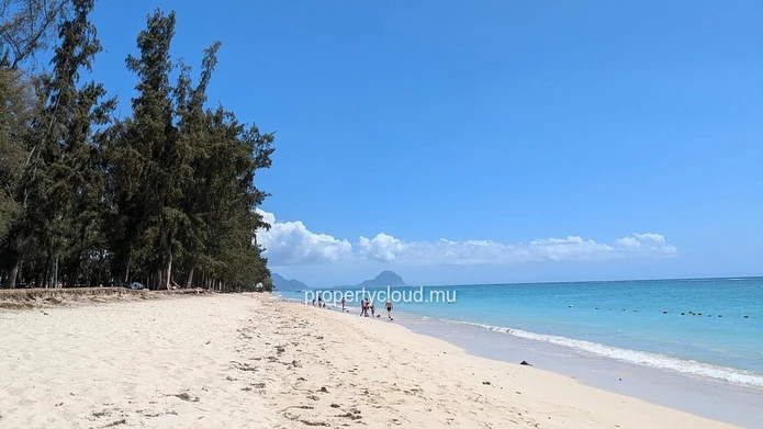 Flic en Flac – À vendre : Grande villa divisée en 2 appartements, 7 chambres, à deux pas de la plage et des commerces