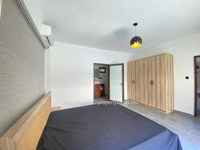 For rent in Calodyne, beautiful furnished villa on a 475m² plot. This new property offers 3 en-suite bedrooms, a priv...