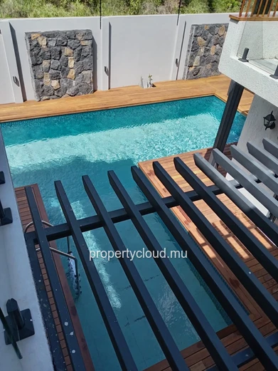 Villa contemporaine neuve à Pereybere – 6 chambres – Piscine centrale – Prestations premium