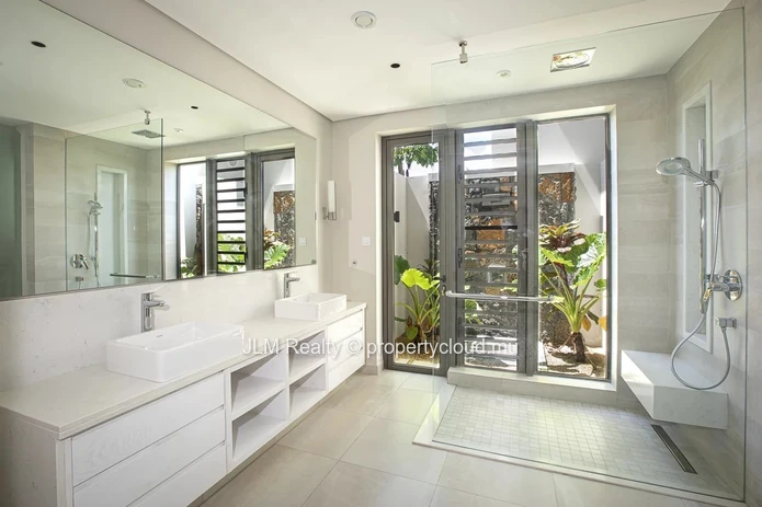 Luxurious 7-Bedroom Villa with Panoramic Golf and Mountain Views on the East Coast of Mauritius
