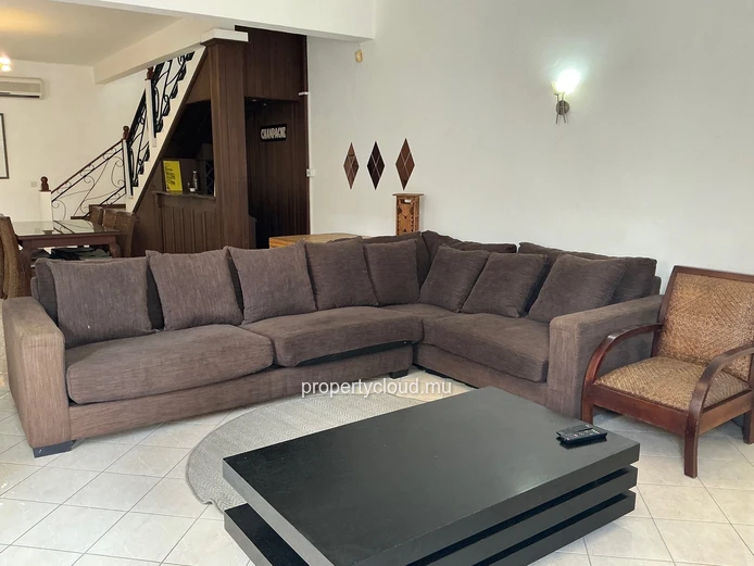 FOR RENT, charming duplex villa in a secure complex, 2 minutes from the public beach, Pereybere