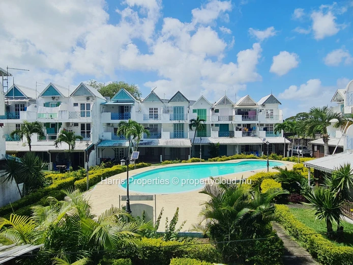Beau triplex à louer à Pereybere