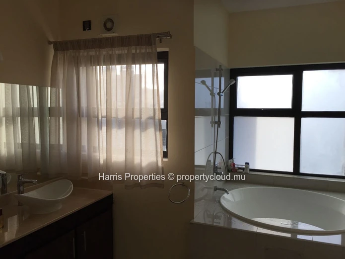 Élégant penthouse sur deux niveaux à vendre à Quatre Bornes