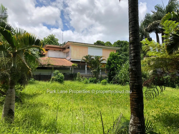 Prime development site in Floreal – 4,083 m² with dual access