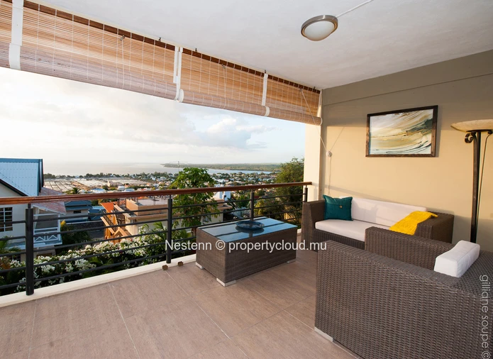 Magnificent modern apartment of 320m2 with private swimming pool and stunning views over the bay