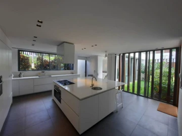 5 Bedroom Villa