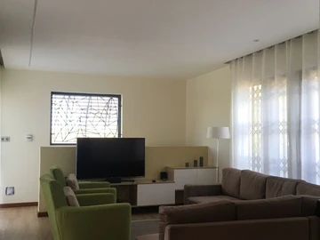 6 Bedroom House