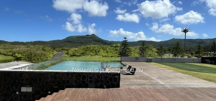 Terrain résidentiel de 5 015 m² avec accès golf 