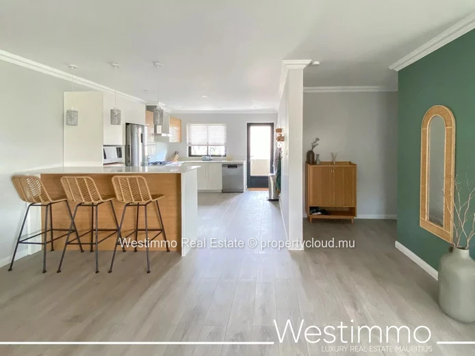 Flic en Flac - Luxueux appartement pieds dans l'eau avec piscine et vue sur le lagon.