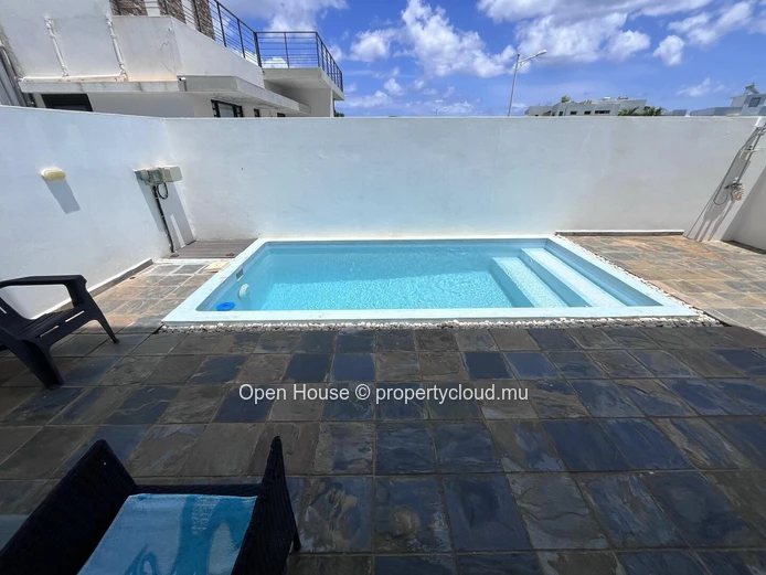 Duplex for rent in Flic en Flac, 3 bedrooms, private pool.