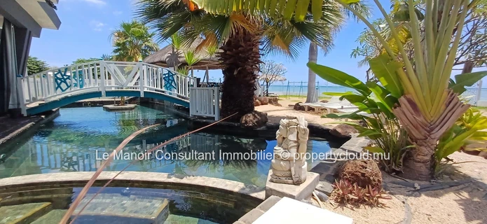 Villa d’Exception Pieds dans l’Eau avec 2 piscines, Accès Direct à la Mer, Business Locatif Actif et Vue Panoramique