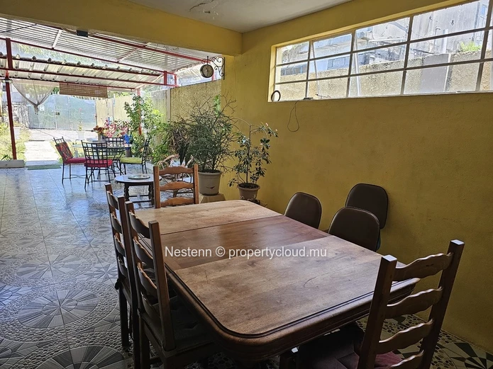 Maison spacieuse avec piscine, idéale pour table d'hôte 