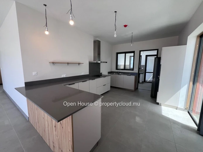 Luxurious penthouse with 3 bedrooms including a master suite, 2 bathrooms, and a swimming pool, located just 300 mete... (Sole Mandate)