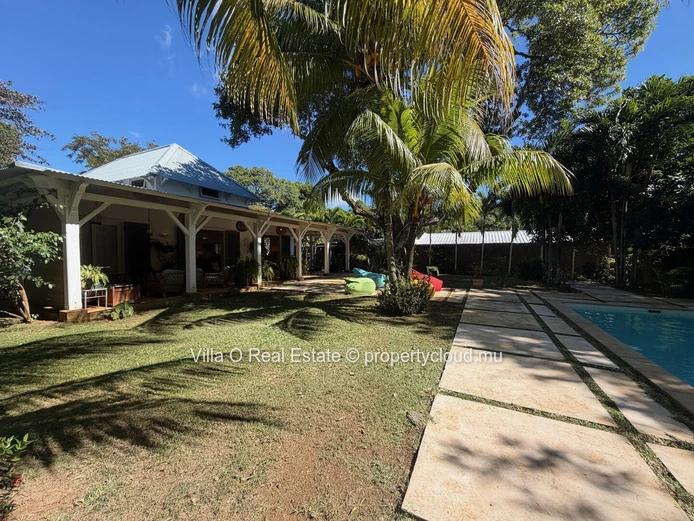 A true marvel, this lovely Creole house with 4 bedrooms, including 2 en-suite, and its vast colonial terrace exudes w...