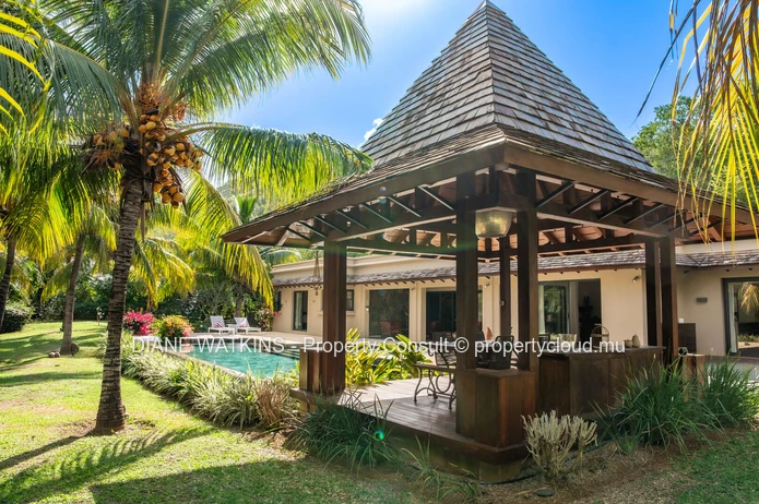 Élégante villa IRS de 4 chambres entourée de luxuriants jardins tropicaux à vendre à Rivière Noire
