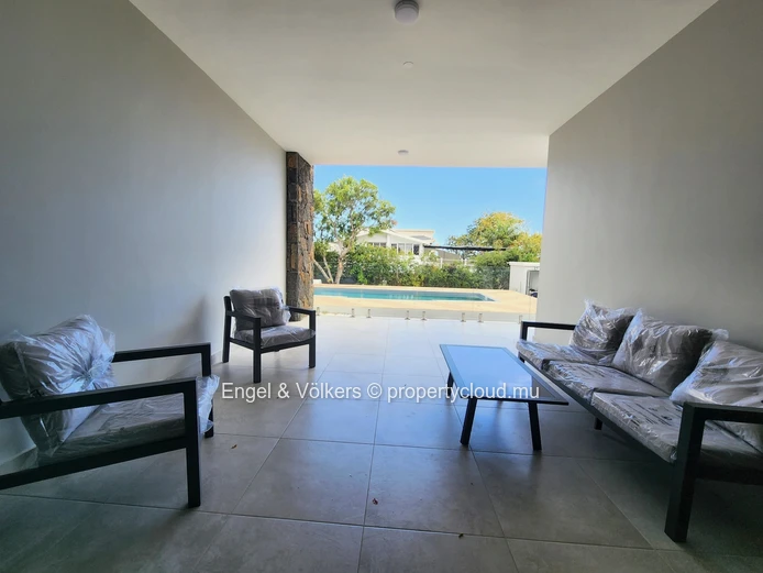 Spacious 3 bedroom apartment with communal pool