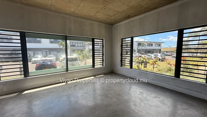 245m² Showroom & Office Commercial Space for Rent in Calebasses – Rs 170,000/month
