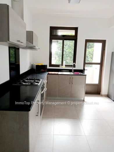 FOR RENT, apartment of 100sqm in the city center of Quatre Bornes at Corner Bernandin de St Pierre and Willoughby str...
