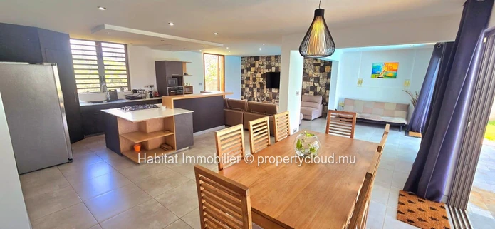 Découvrez cette charmante maison familiale meublée et équipée de 310 m² sur un terrain de 222 toises, idéalement situ...