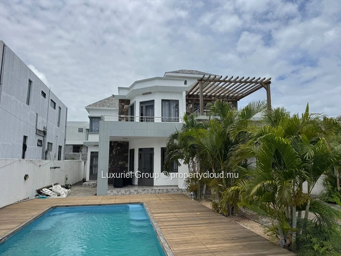 Superbe villa familiale avec piscine et jardin au cœur de Péreybère