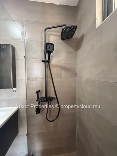  À Louer – Penthouse en Bord de Mer | 3 Chambres 