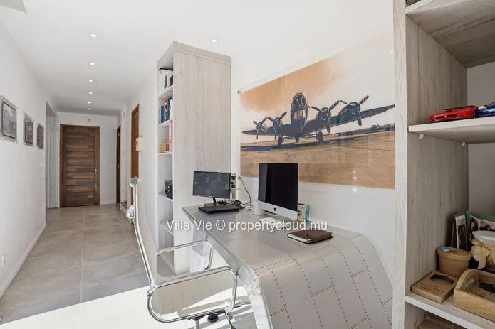 Calodyne - Elegant 4 en-suite bedroom home with swimming pool and garden