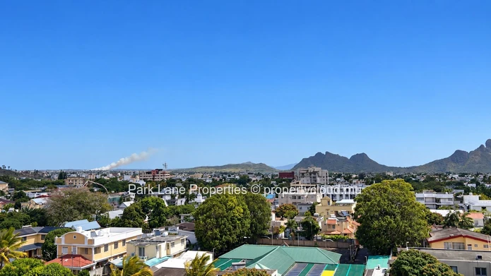 Living at the top, in the heart of Quatre Bornes!