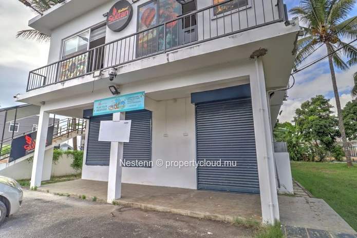 Commercial premises of 204 m² with parking spaces