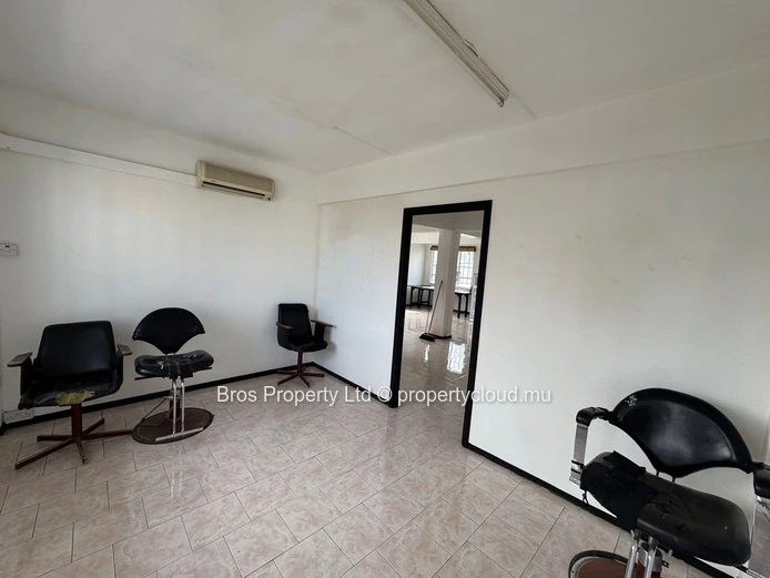 Commercial space for rent - 186 m2 | Rs 25,000/month | St Jean, Quatre Bornes (1 min walk to Metro & Bus stop)