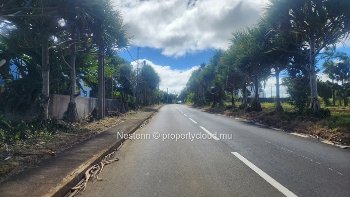 Terrain spacieux de 1800 m² à vendre à Hermitage, à proximité des écoles, des arrêts de bus, de l'hôpital et des comm...
