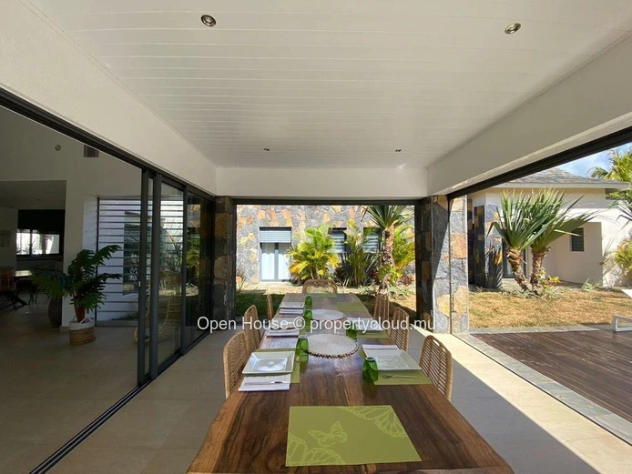 Villa d'architecte de 400m2, terrain de 1210m2, 5 chambres en suite dont master, mezzanine, piscine, magnifique jardi...