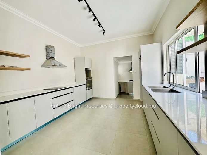 Maison Familiale Moderne Et Sécurisée À Vendre À Rose Hill – Idéale Pour Une Famille Élargie