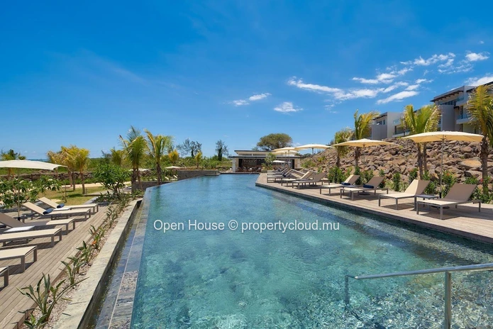 Luxury apartment with 3 bedrooms, private and communal swimming pool, boat parking and launching ramp. Sea and island...
