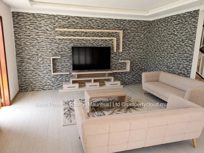 Villa Indépendante de 4 Chambres avec Bureau à Louer à Grand Baie | Piscine Privée, Jardin et Propriété Sécurisée