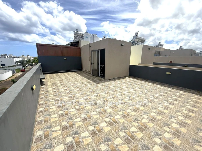 Superbe Duplex Meublé avec Piscine Privée à Louer – Vue Mer