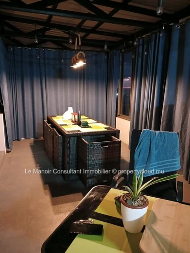 Maison individuelle de 2 étages avec toit-terrasse aménagé et vue mer- vendue entièrement meublée