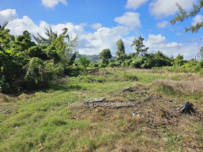 Terrain rare sur la route côtière, à seulement 2 minutes de la plage 