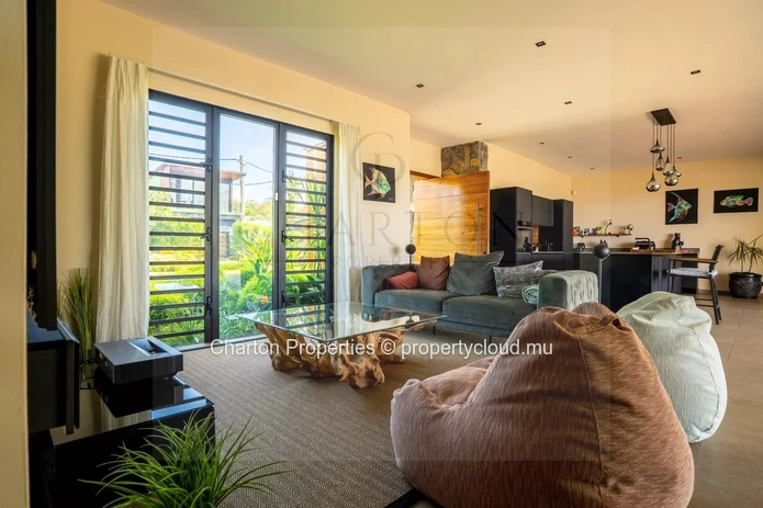 Contemporary 4-bedroom en suite villa with exceptional panoramic view of the sea and mountains
