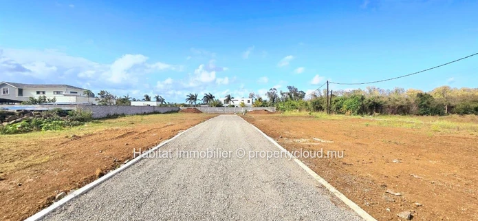 Residential plots in Cottage, with an area ranging from 83.35 toises (7.5 perches) to 97.36 toises (8.76 perches)