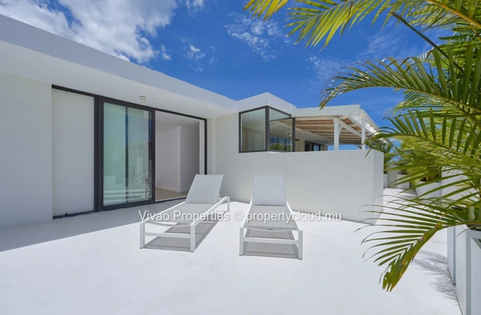 Luxury Penthouse with Stunning Views and Amenities in Mon Choisy - 158m², 3 en-suite Bedrooms, Communal Pool - 525 000€!