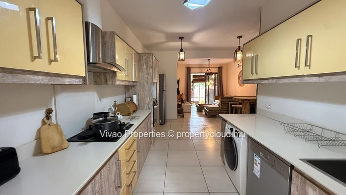 Appartement de 3 chambres en R+2 à vendre à Flic en Flac avec piscine0 Rs