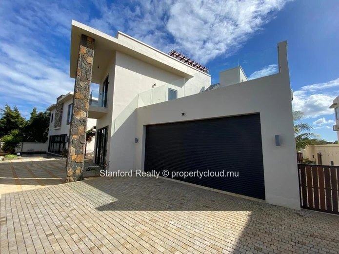 Modern & Spacious 4-Bedroom Villa for Rent - Flic-en-Flac, West