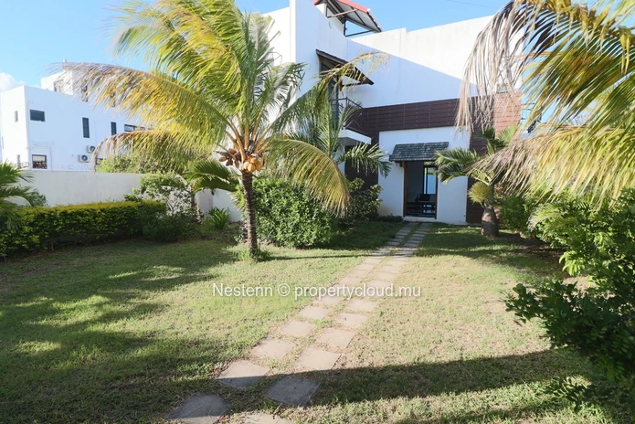 Superbe villa en duplex avec piscine et grand jardin arboré