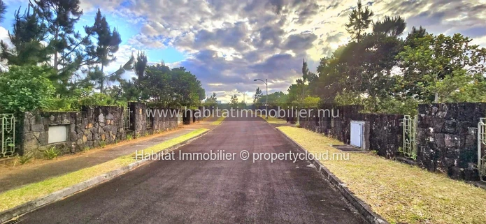 Superb plot of 345 toises (1,311 m² / 31 perches) located in a private gated community in Highlands