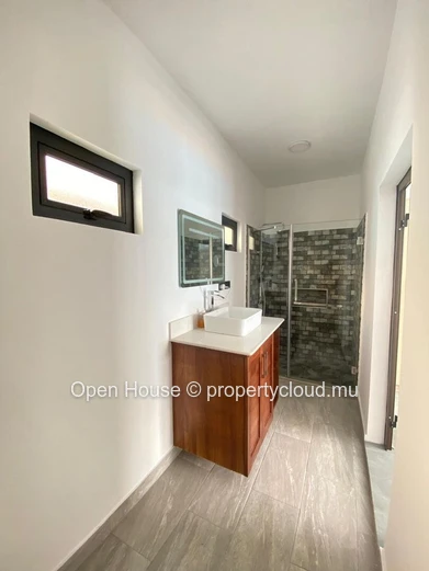 For rent in Calodyne, beautiful furnished villa on a 475m² plot. This new property offers 3 en-suite bedrooms, a priv...