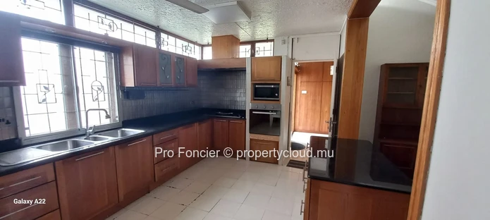 Maison à vendre à Quatre-Bornes - Un bien de plain-pied au cœur d’un vaste jardin arboré