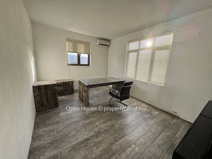 418 m² office for rent in The Vale