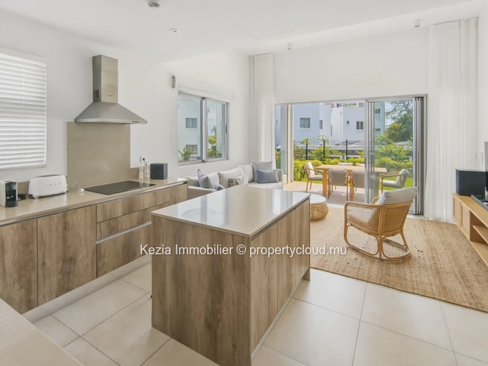 Contemporary Ground-Floor Apartment Just A Stone's Throw From The Lagoon