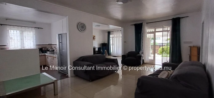 Villa for sale with private swimming pool not far from London supermarket, close to all amenities. 