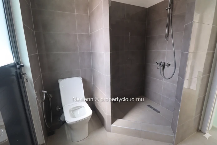 Spacious unfurnished apartment on level 3 in a secure residence